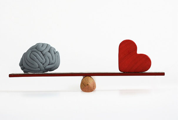imagen de un cerebro y un corazón en una balanza